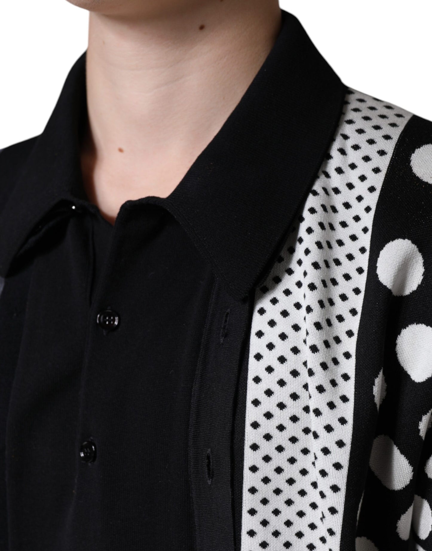 Camiseta polo con cuello de lunares blancos y negros
