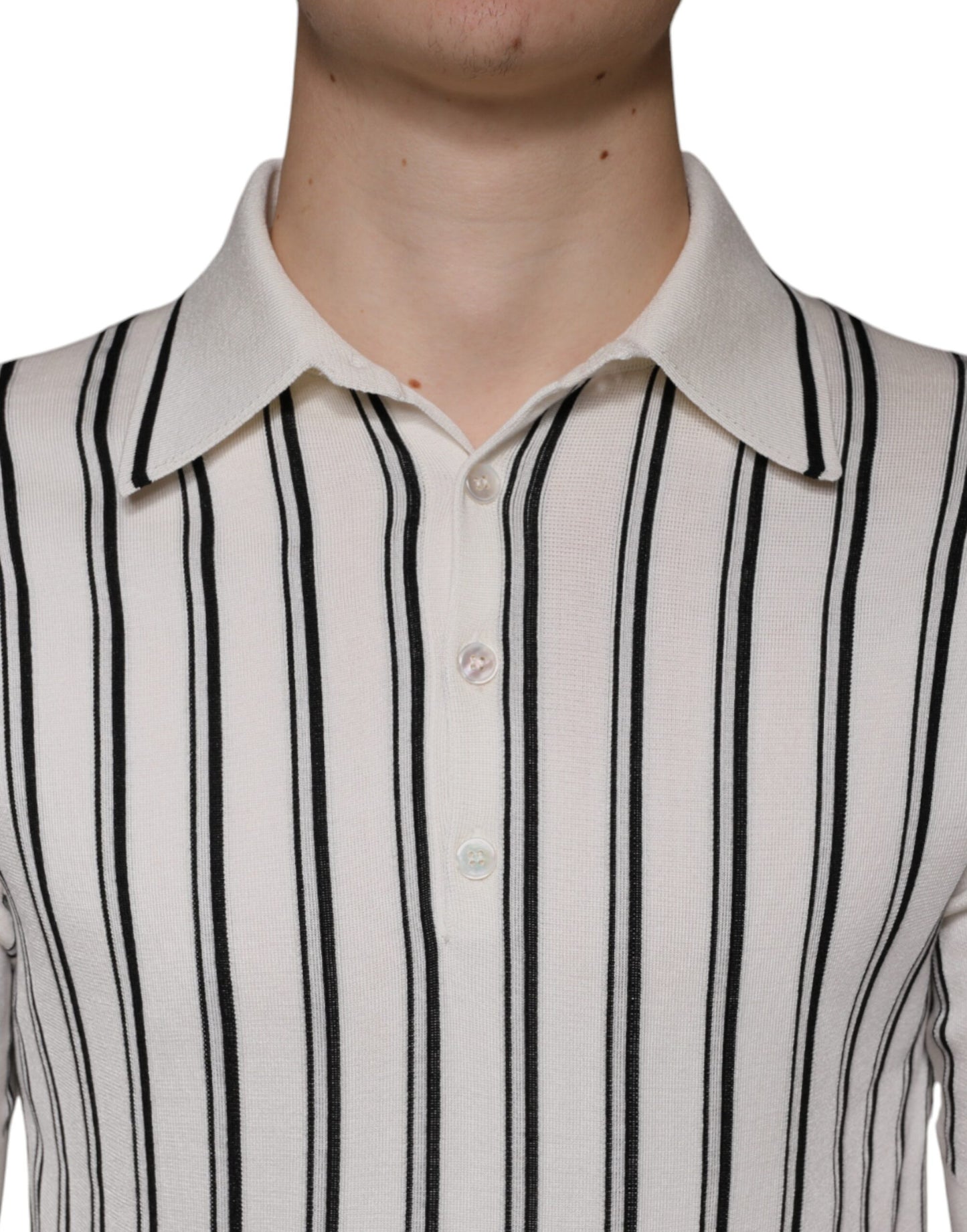 Camiseta polo de manga corta con rayas blancas y negras