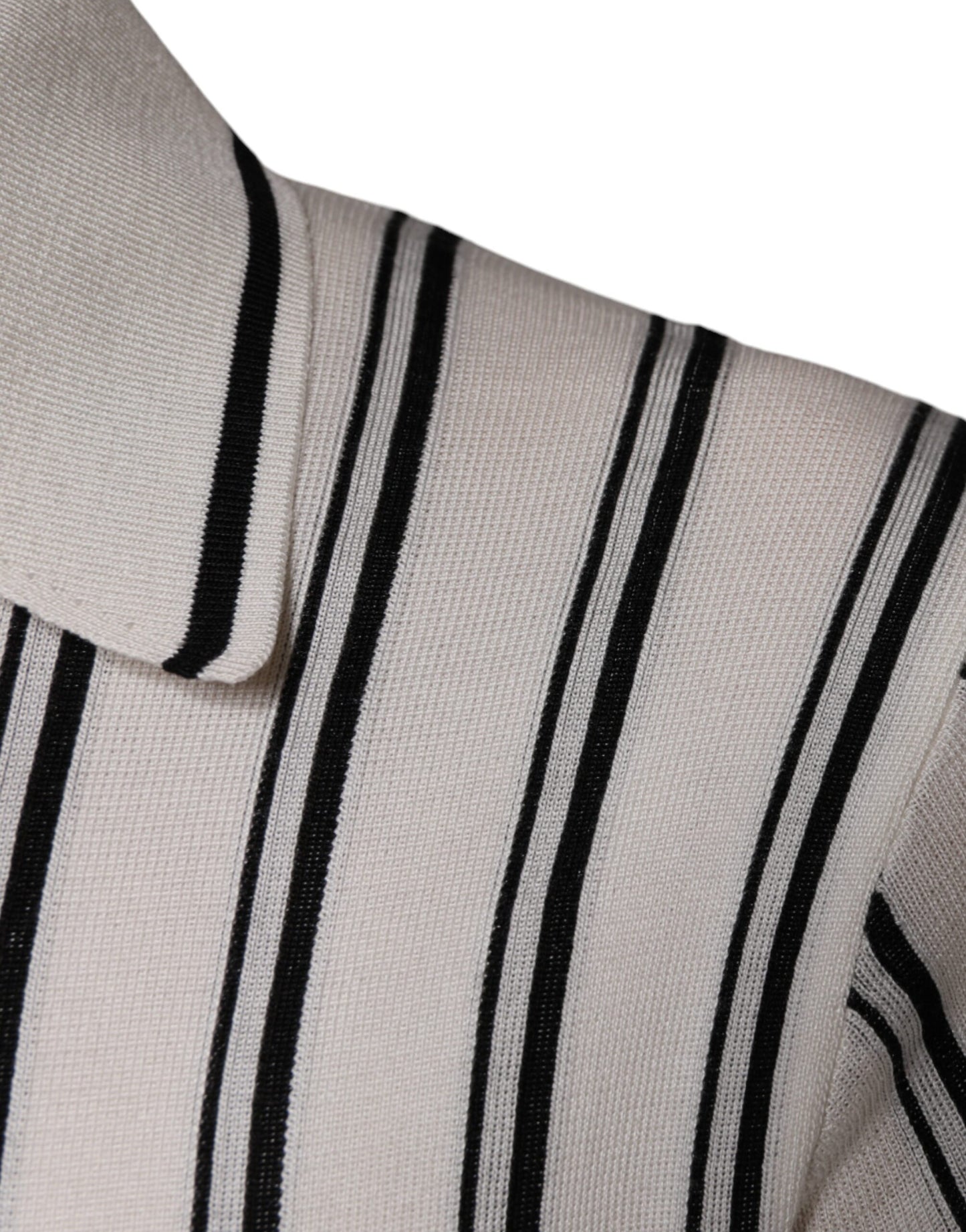 Camiseta polo de manga corta con rayas blancas y negras
