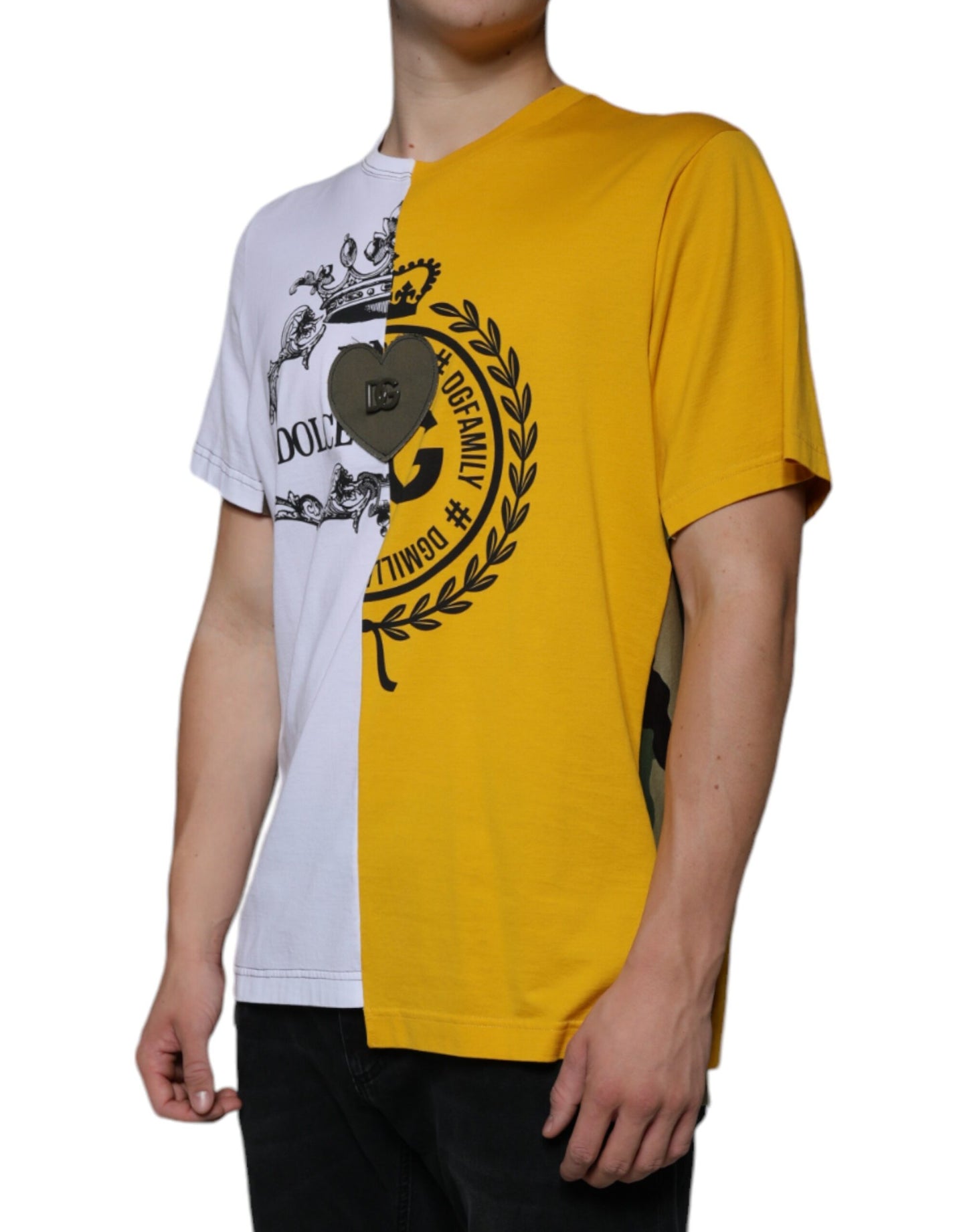 Camiseta de manga corta con estampado de logotipo blanco y amarillo