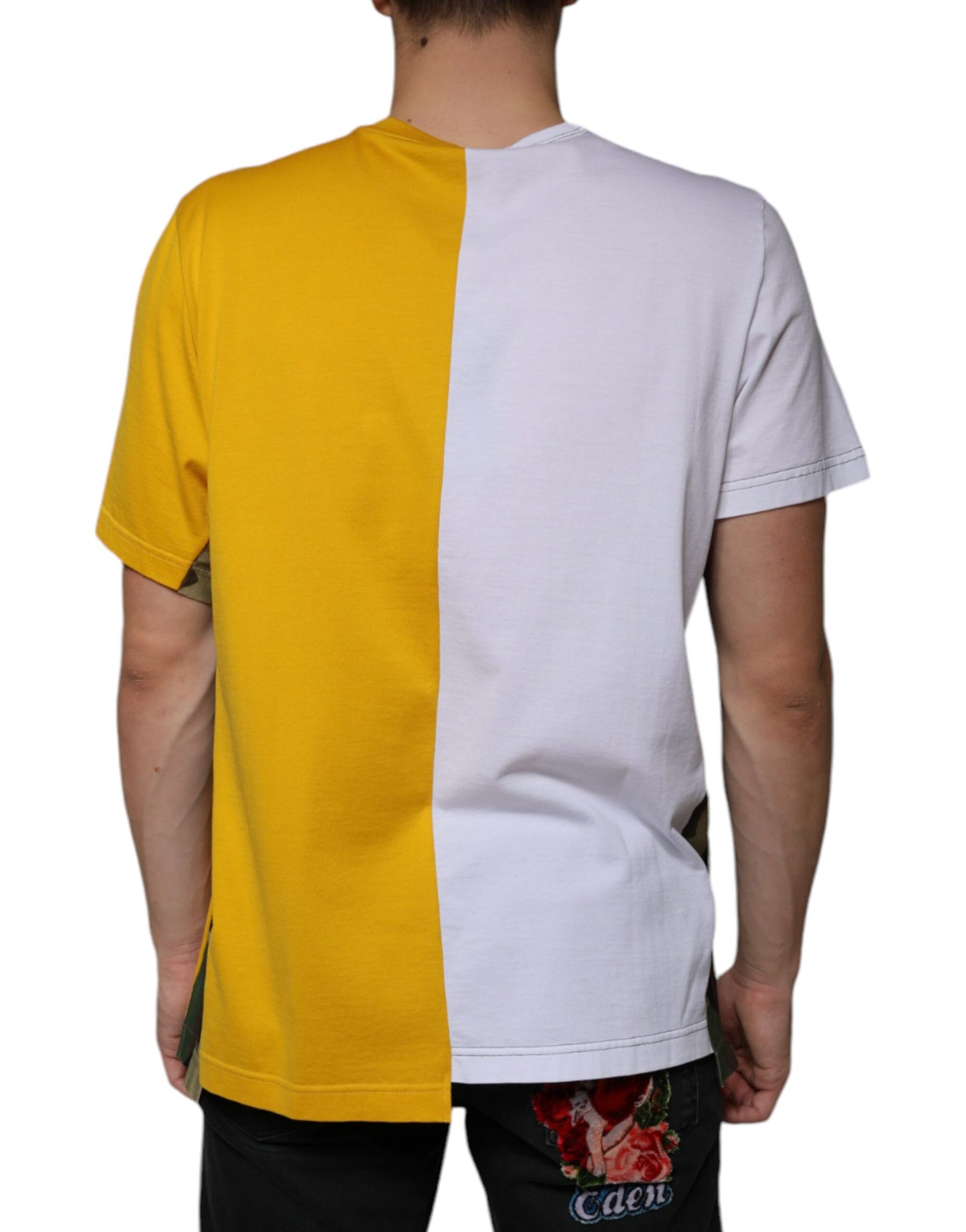 Camiseta de manga corta con estampado de logotipo blanco y amarillo