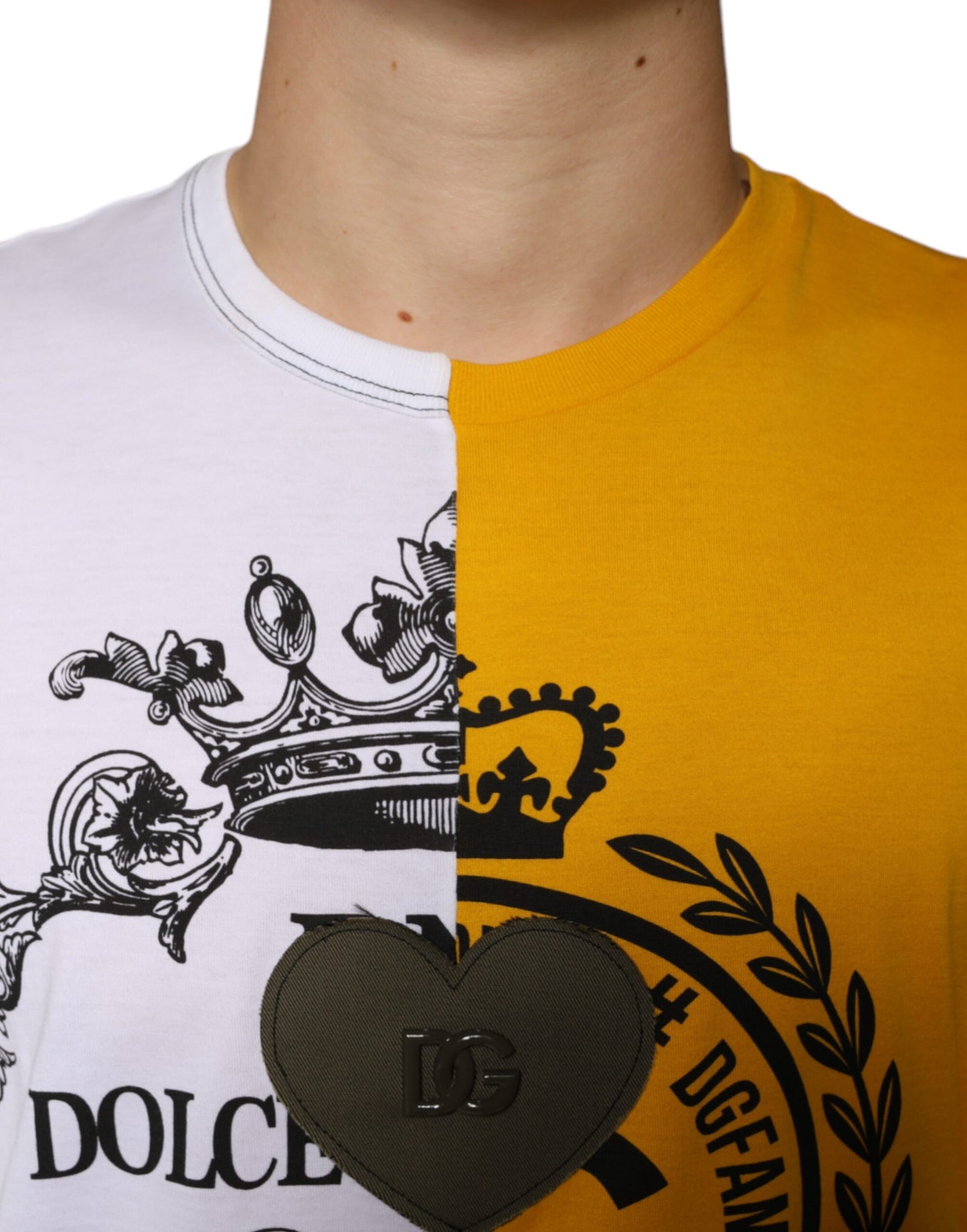 Camiseta de manga corta con estampado de logotipo blanco y amarillo