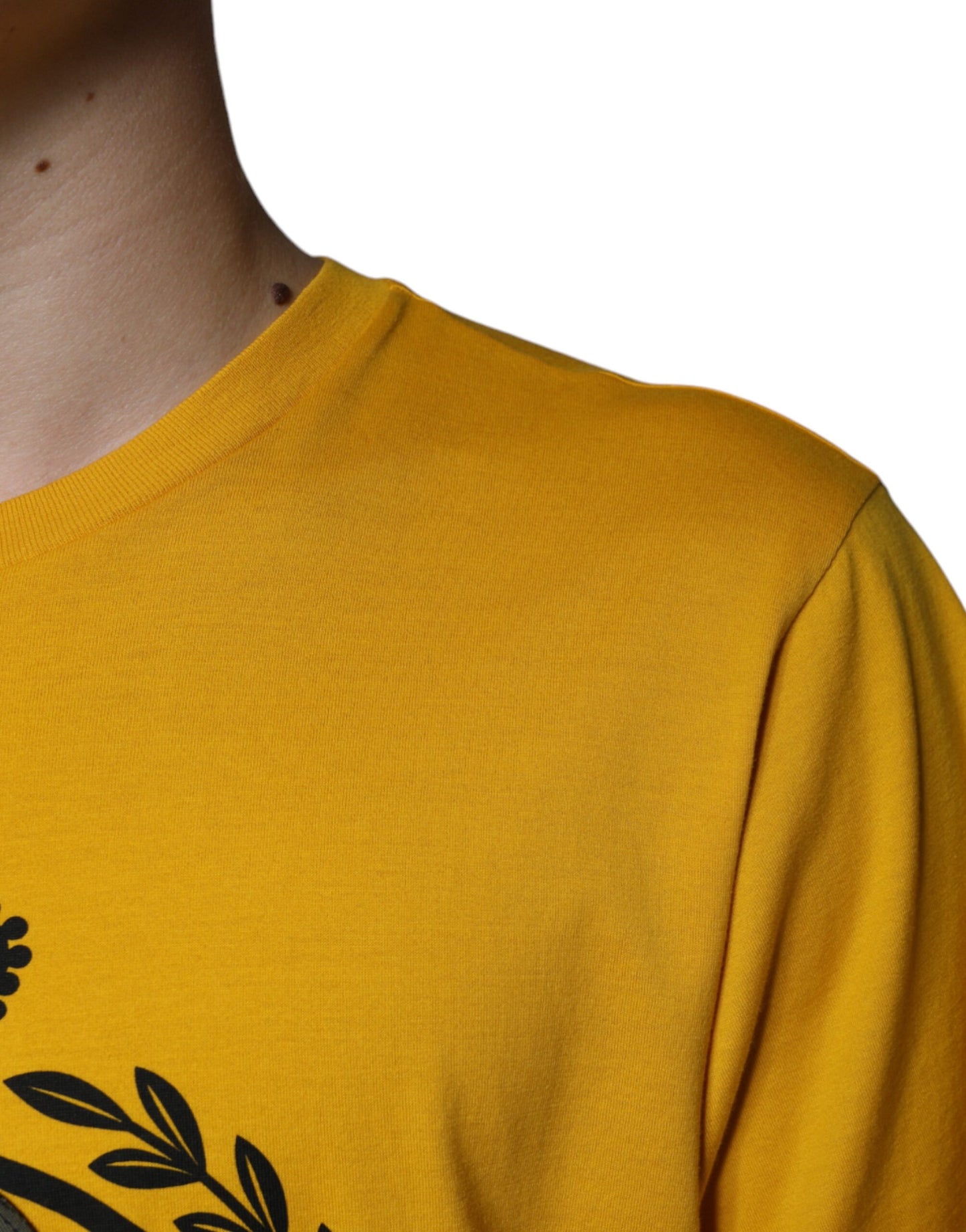 Camiseta de manga corta con estampado de logotipo blanco y amarillo