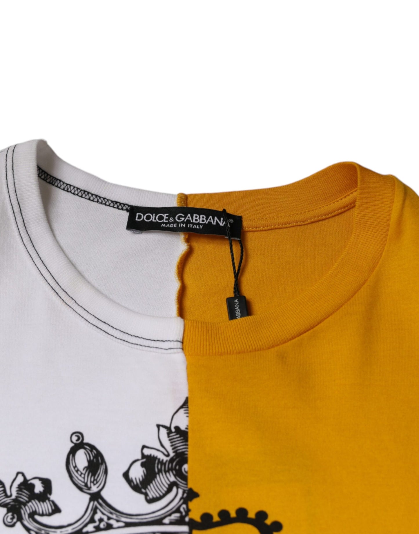 Camiseta de manga corta con estampado de logotipo blanco y amarillo