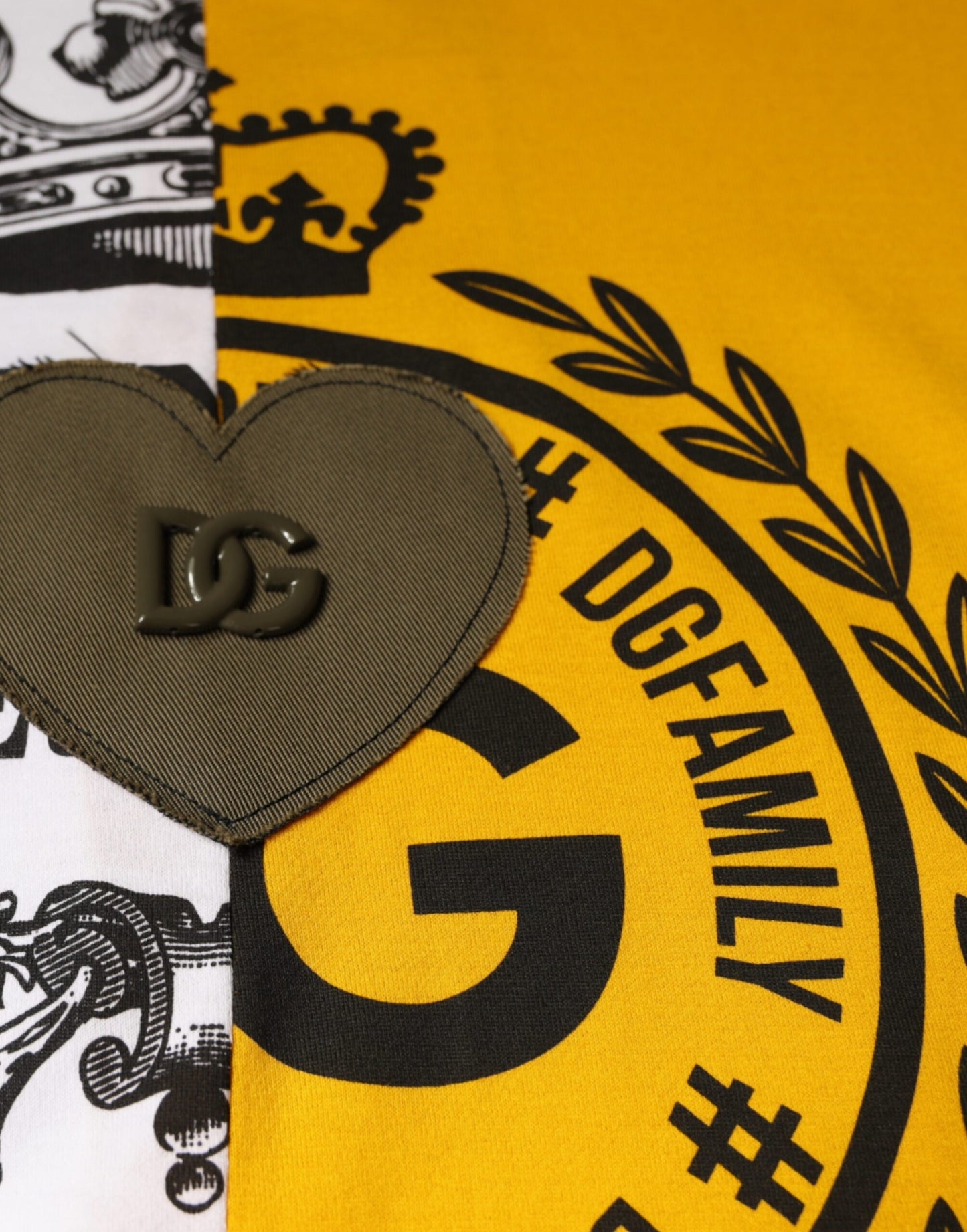 Camiseta de manga corta con estampado de logotipo blanco y amarillo