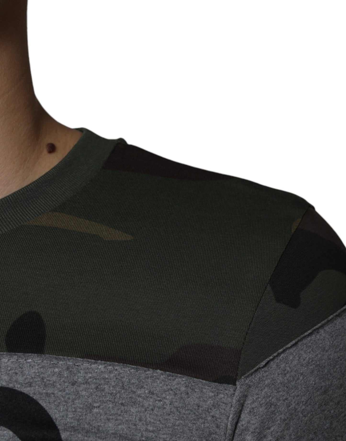 Camiseta de cuello redondo de algodón con estampado de camuflaje multicolor