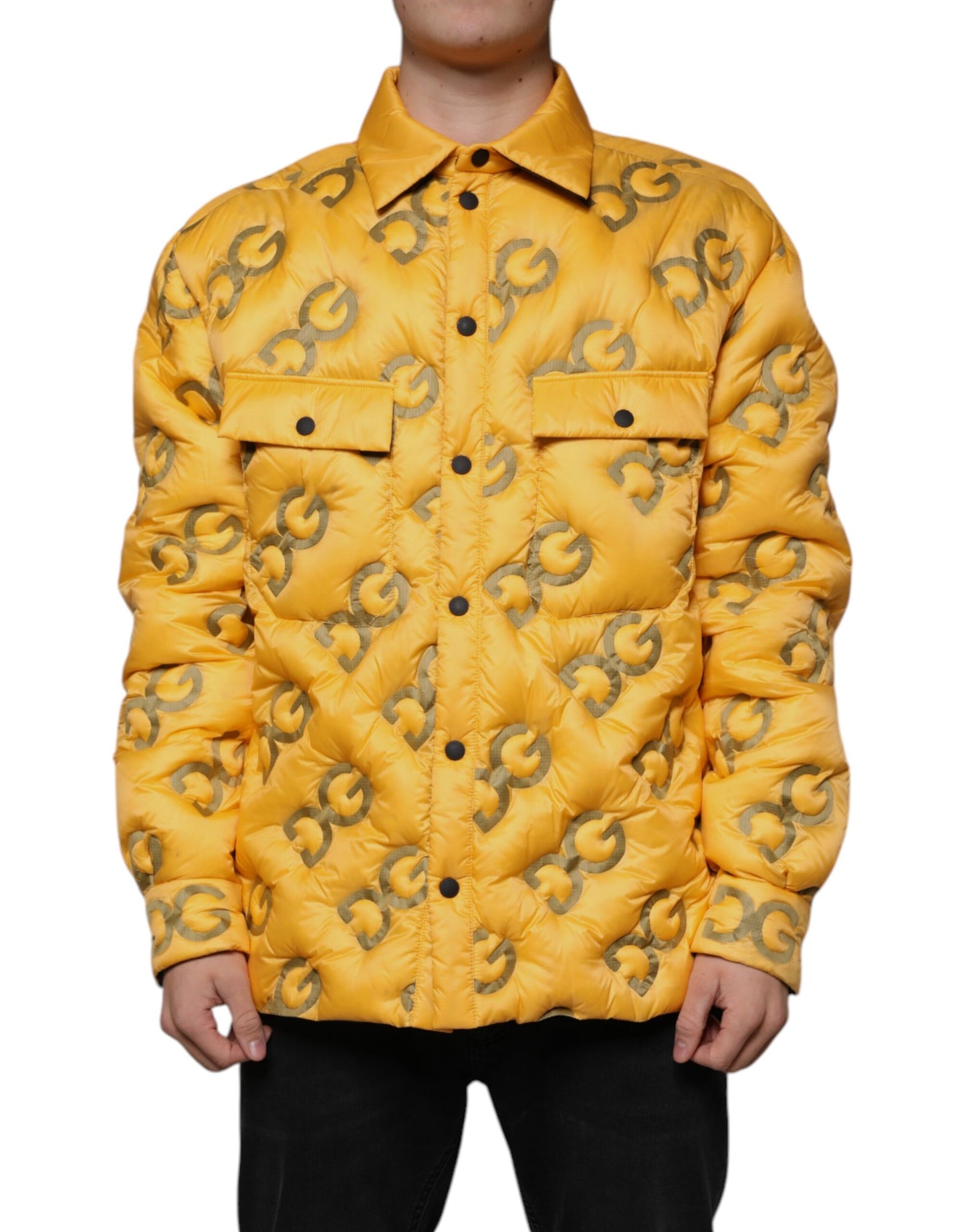 Chaqueta acolchada con botones y logo amarillo