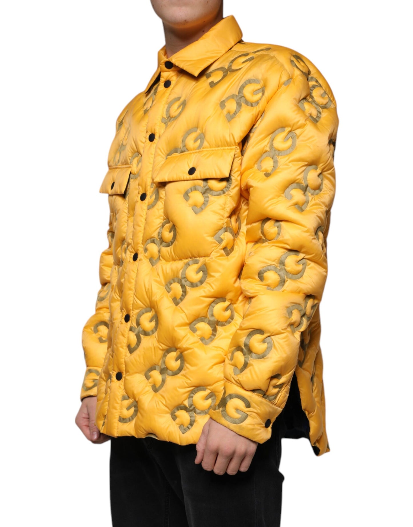 Chaqueta acolchada con botones y logo amarillo