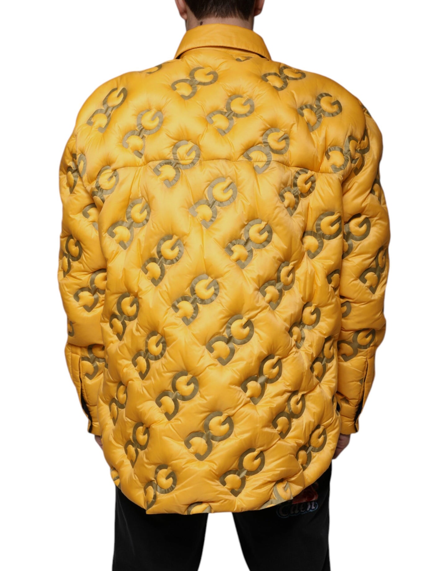 Chaqueta acolchada con botones y logo amarillo