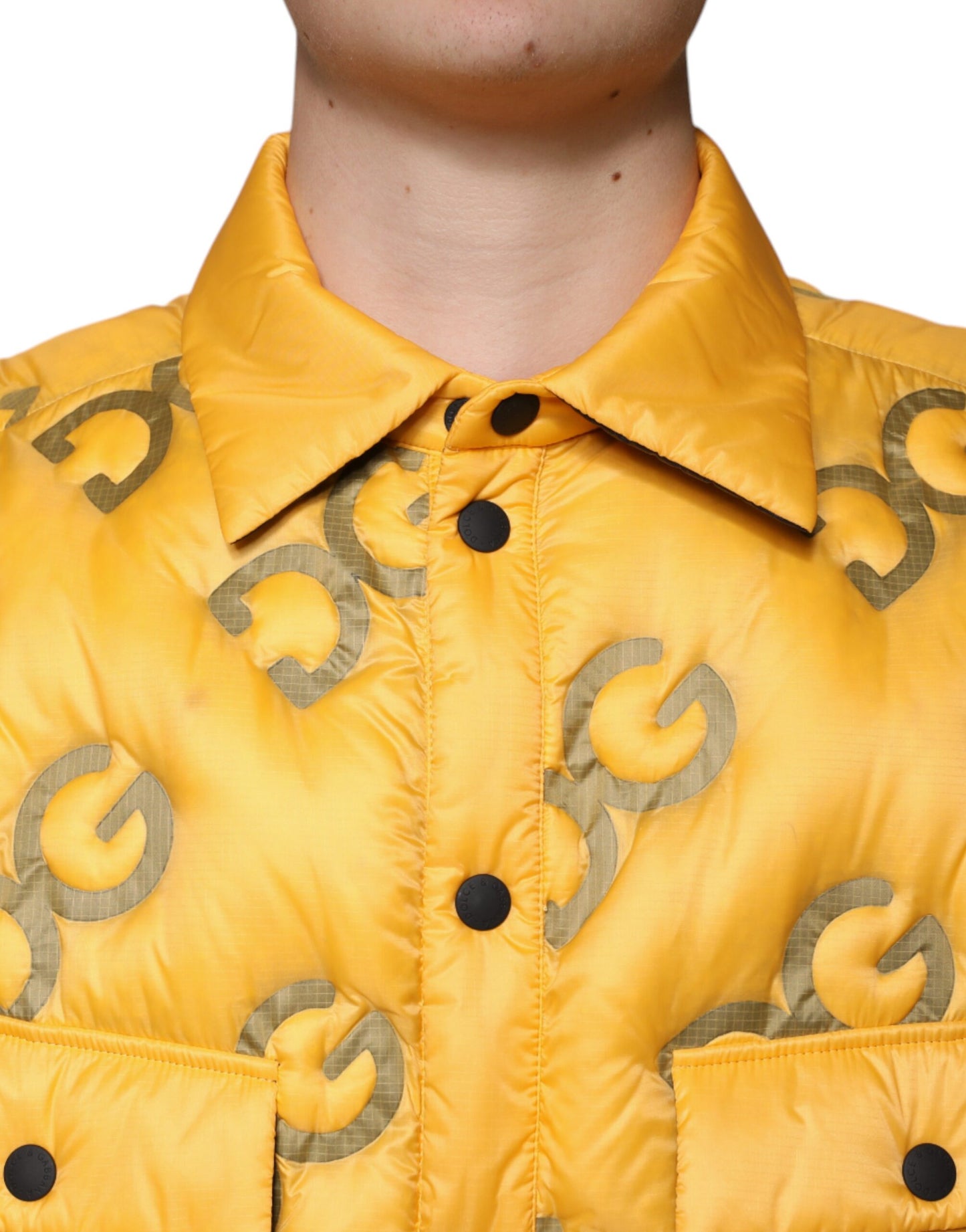 Chaqueta acolchada con botones y logo amarillo