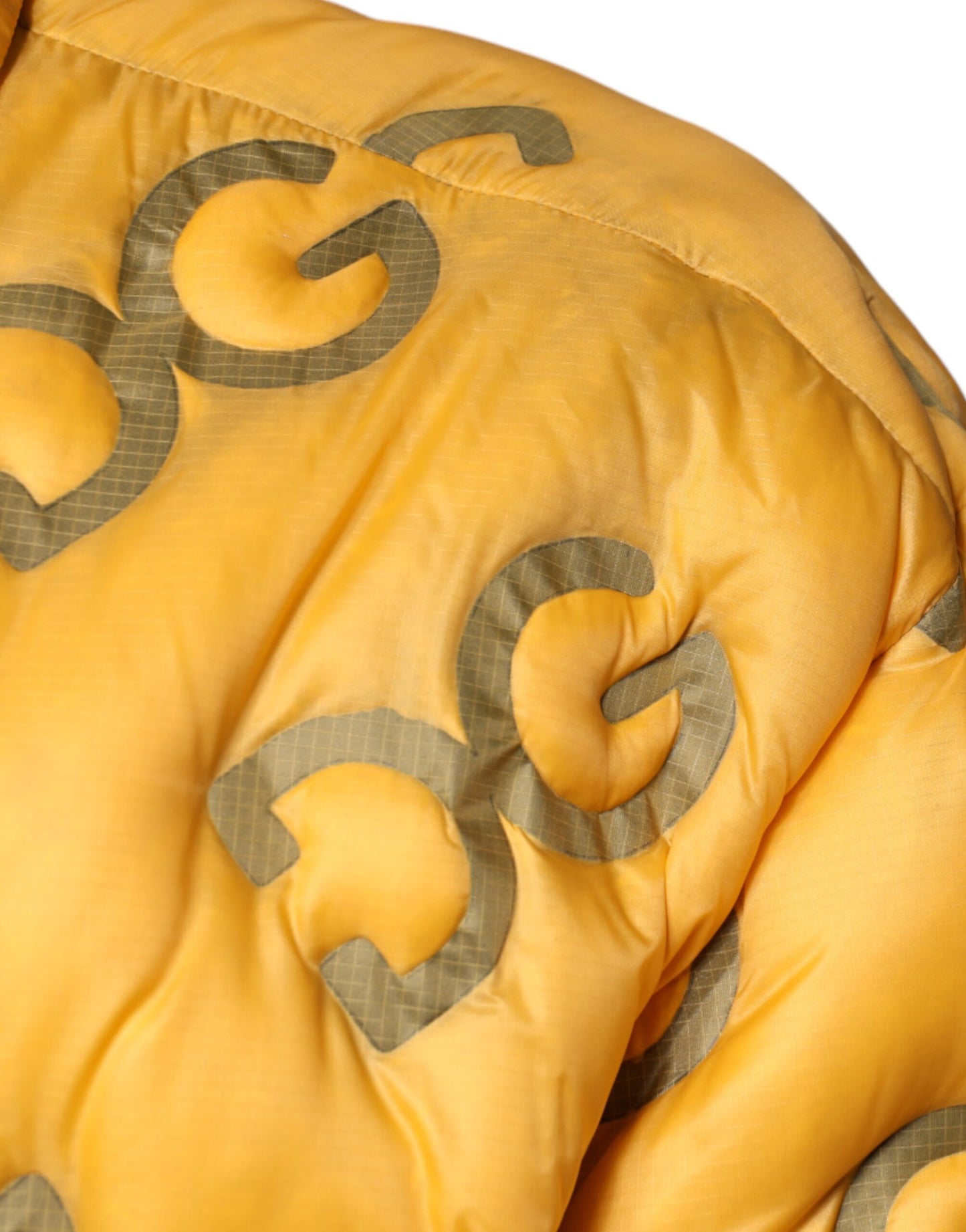 Chaqueta acolchada con botones y logo amarillo