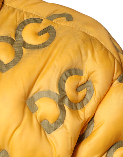 Chaqueta acolchada con botones y logo amarillo