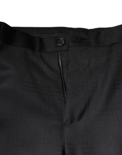 Traje formal de lana negra de botonadura sencilla
