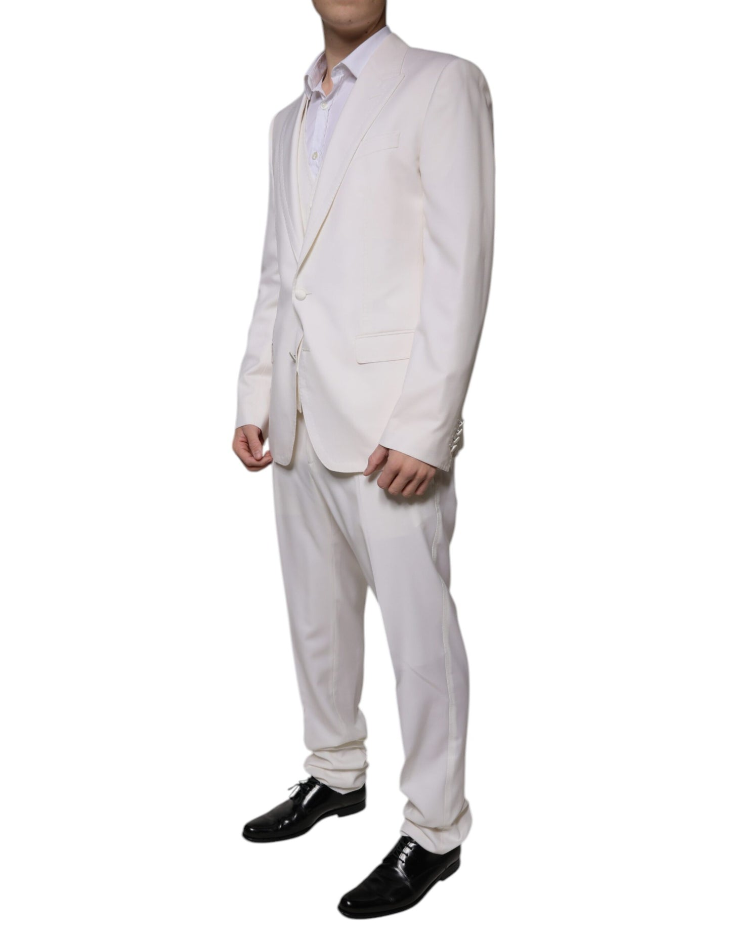 Traje formal de tres piezas entallado de lana y seda blanca