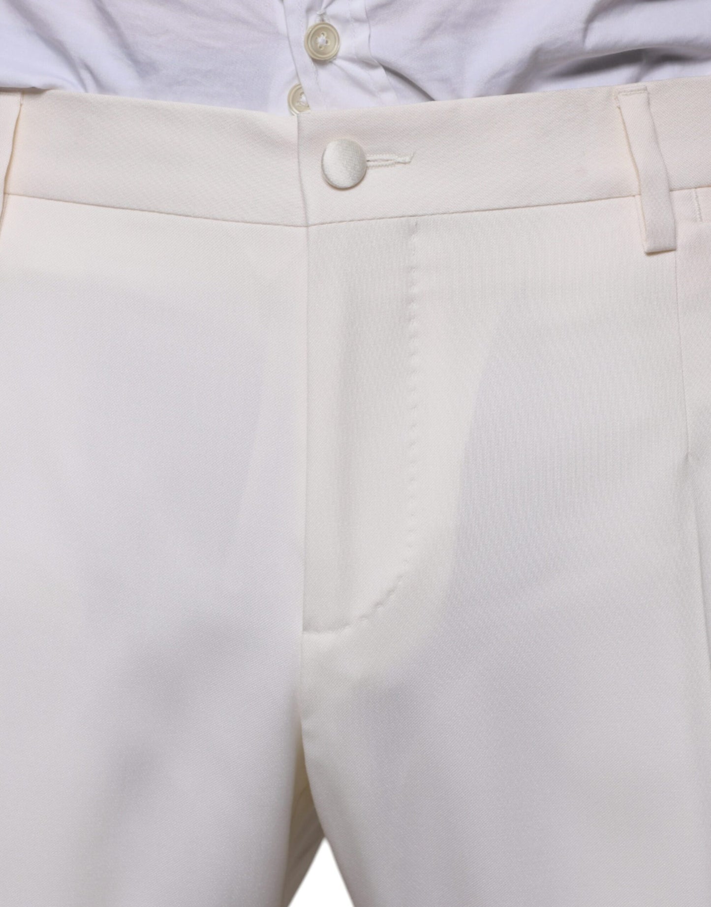 Traje formal de tres piezas entallado de lana y seda blanca