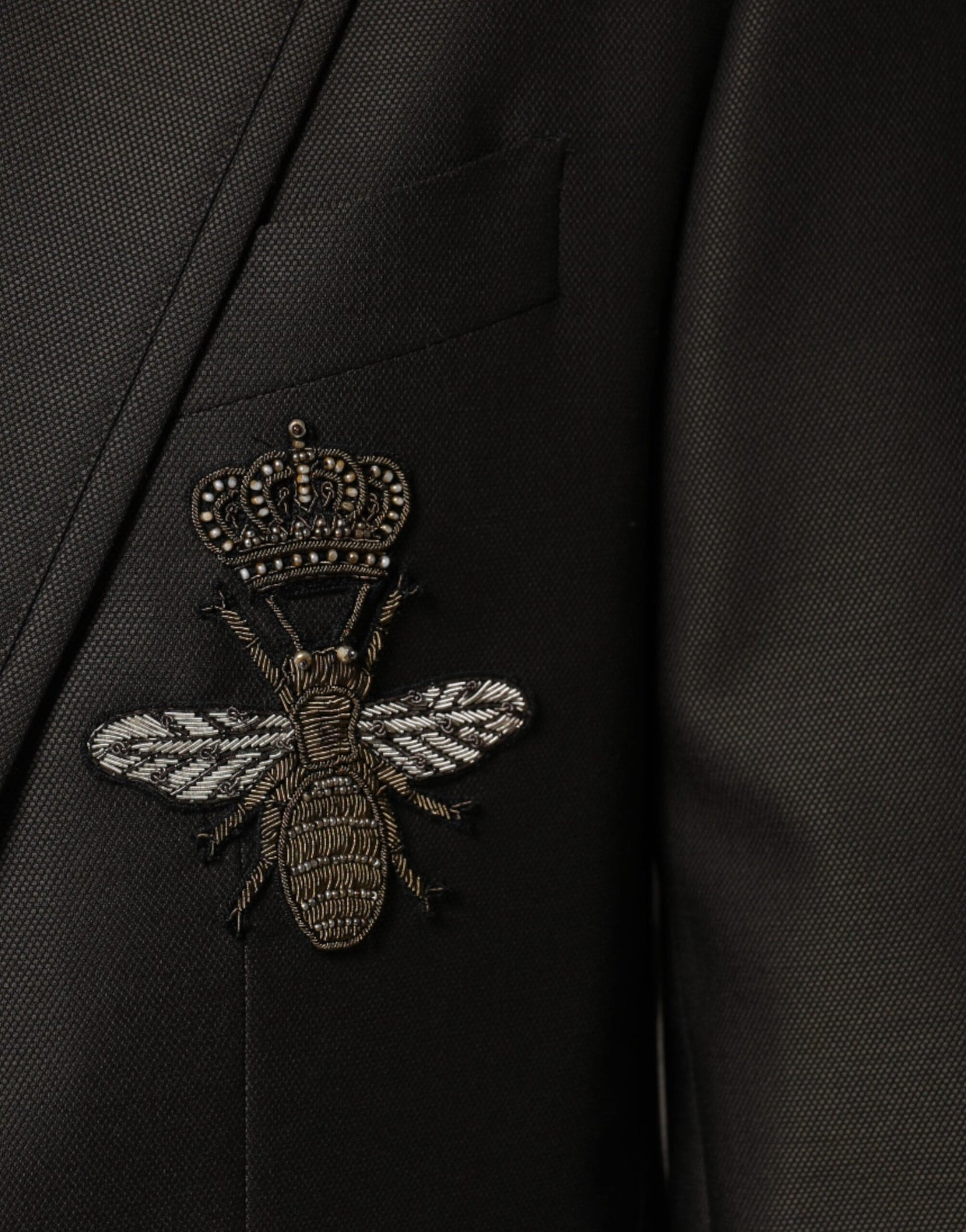 Blazer formal de lana de abeja negra con botonadura sencilla