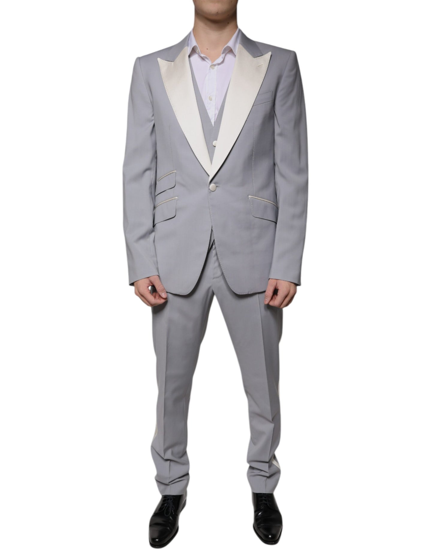 Traje formal de tres piezas de lana gris ajustado
