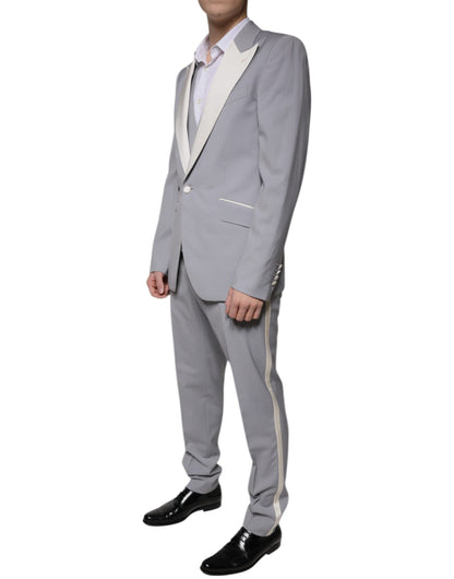 Traje formal de tres piezas de lana gris ajustado
