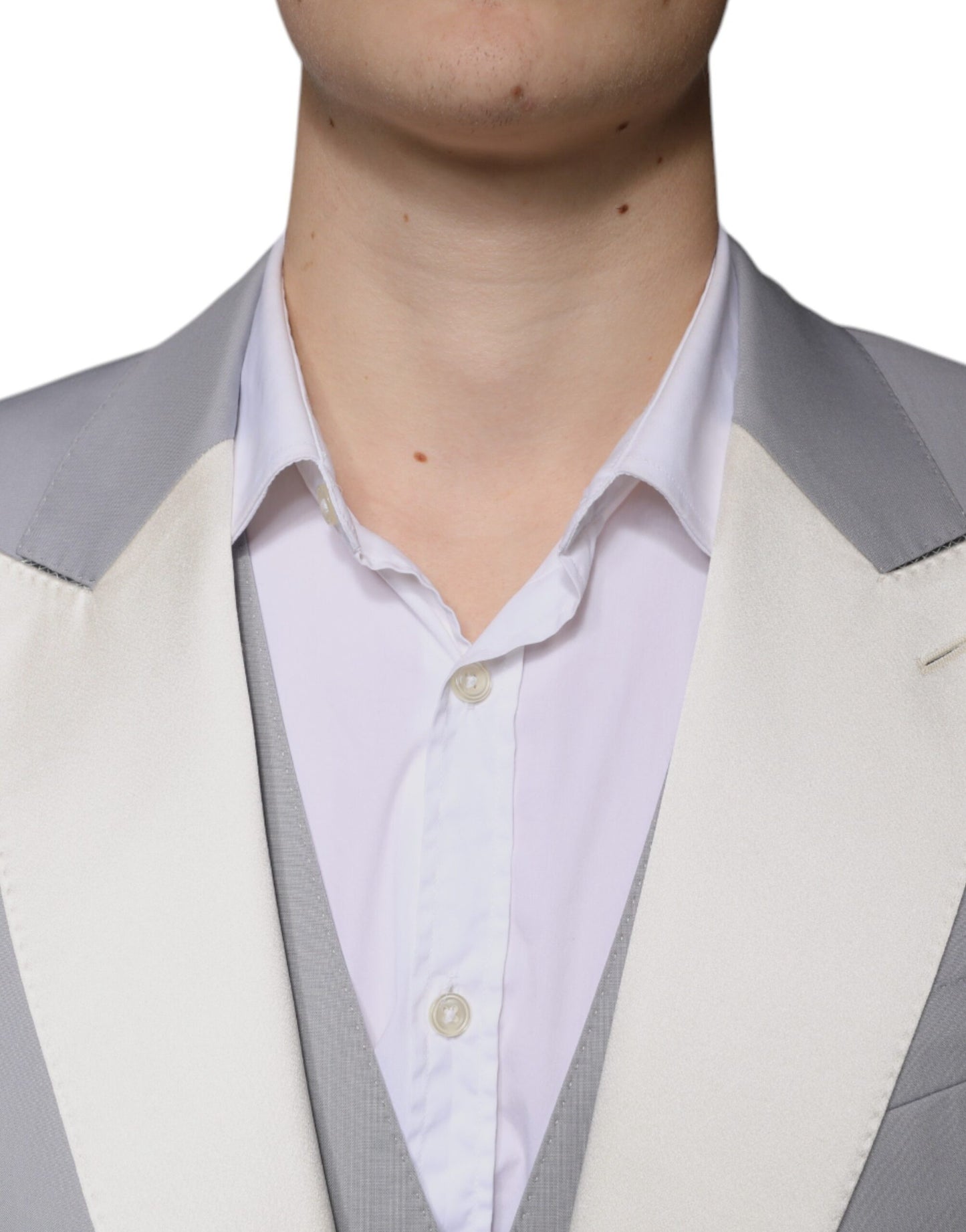 Traje formal de tres piezas de lana gris ajustado