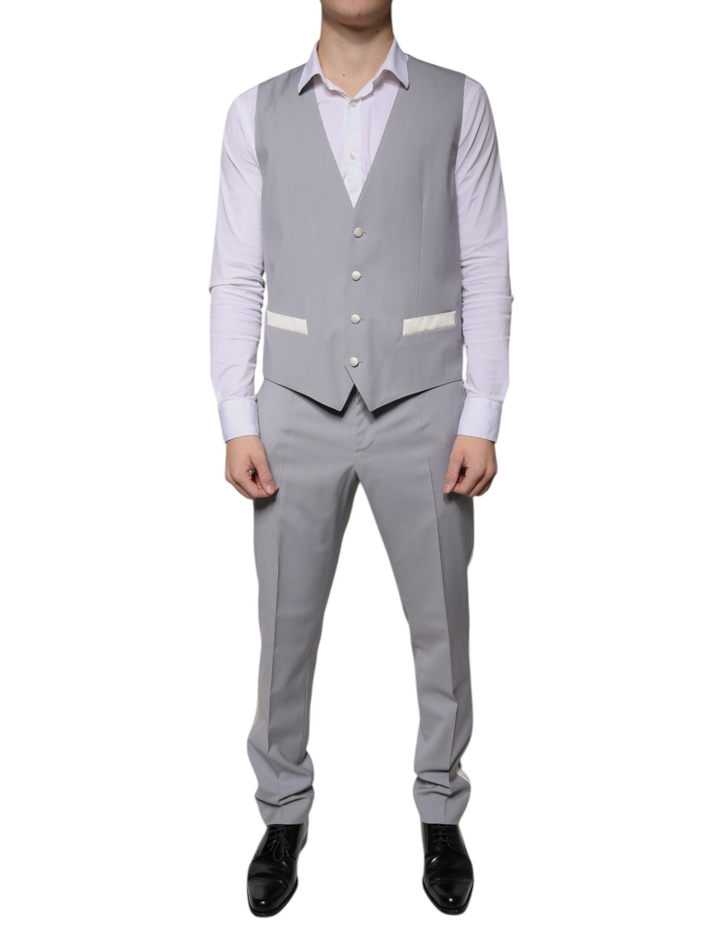 Traje formal de tres piezas de lana gris ajustado