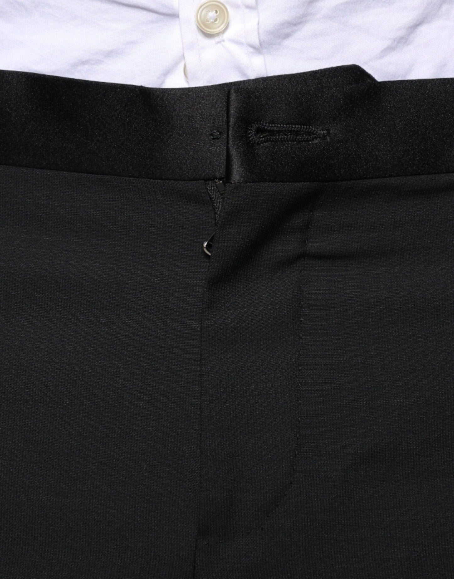 Traje formal de tres piezas de lana negra de corte entallado