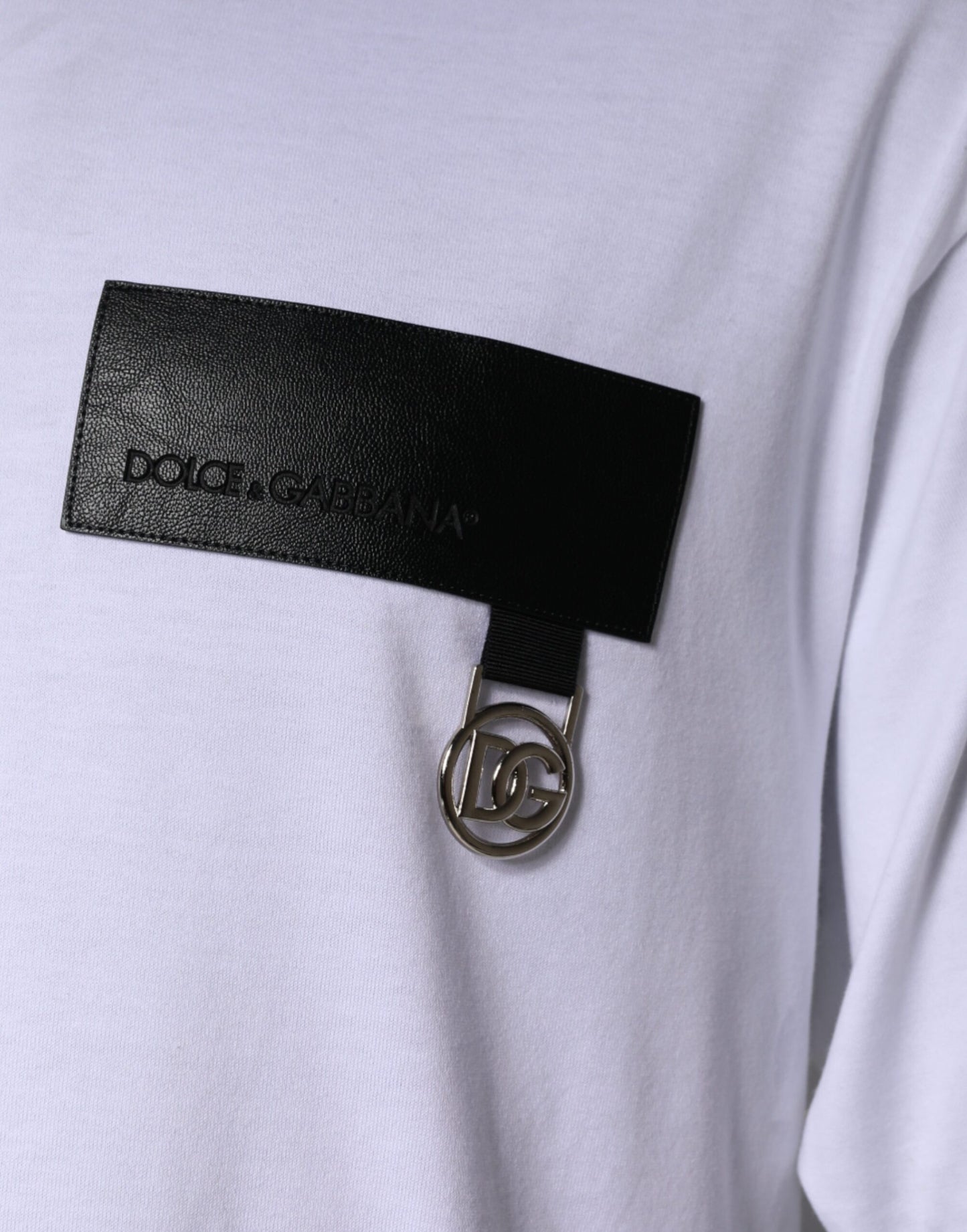 Camiseta de algodón con cuello redondo y parche del logotipo blanco