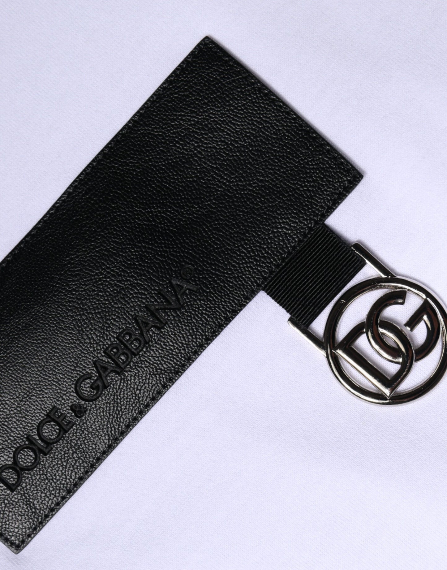 Camiseta de algodón con cuello redondo y parche del logotipo blanco