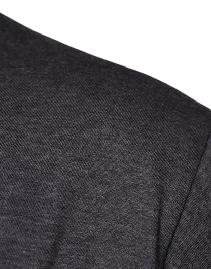 Camiseta de algodón con cuello redondo y parche del logotipo gris
