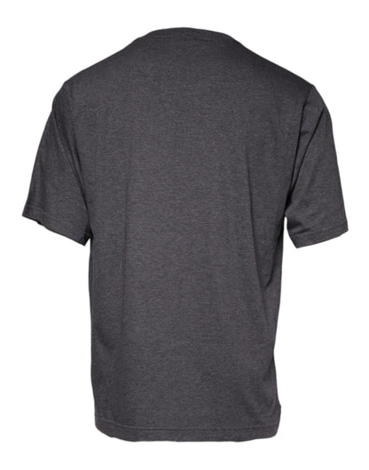 Camiseta de algodón con cuello redondo y parche del logotipo gris