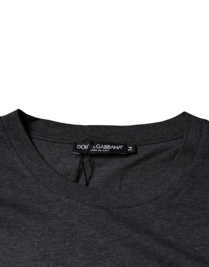 Camiseta de algodón con cuello redondo y parche del logotipo gris