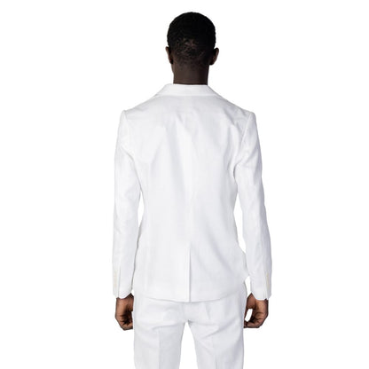 Traje de lino blanco