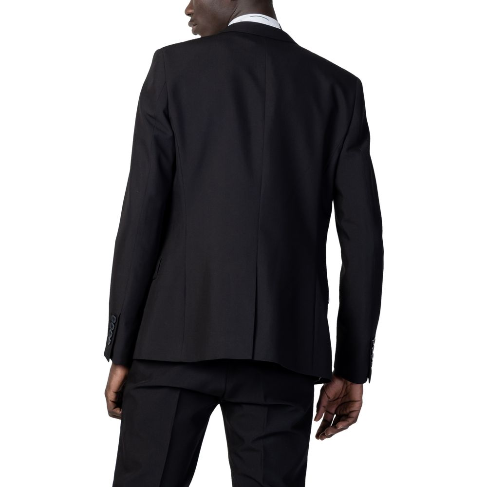 Traje de poliéster negro