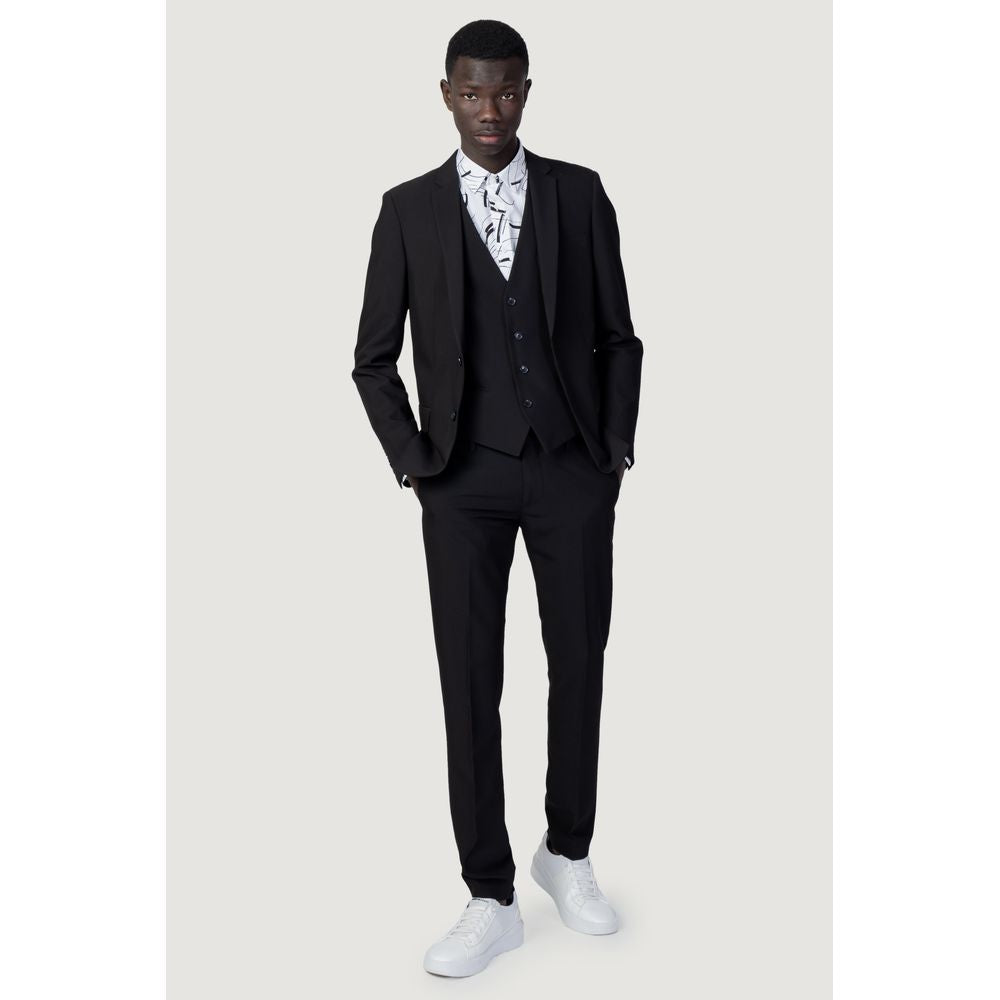Traje de poliéster negro