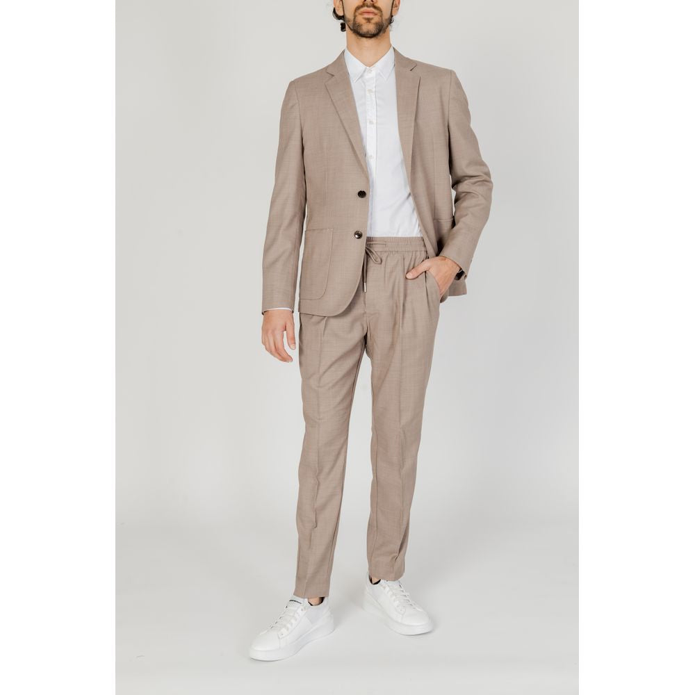 Traje de poliéster beige