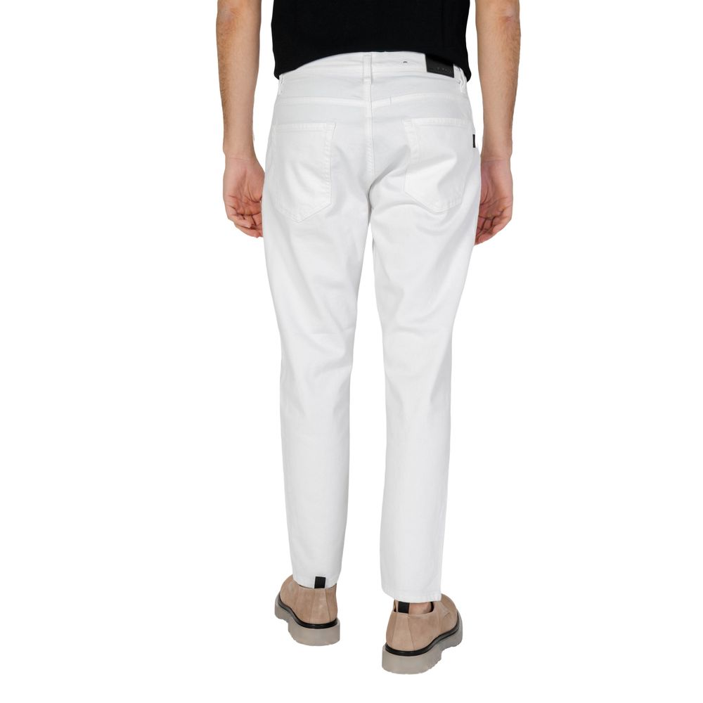 Vaqueros y pantalones de algodón blanco