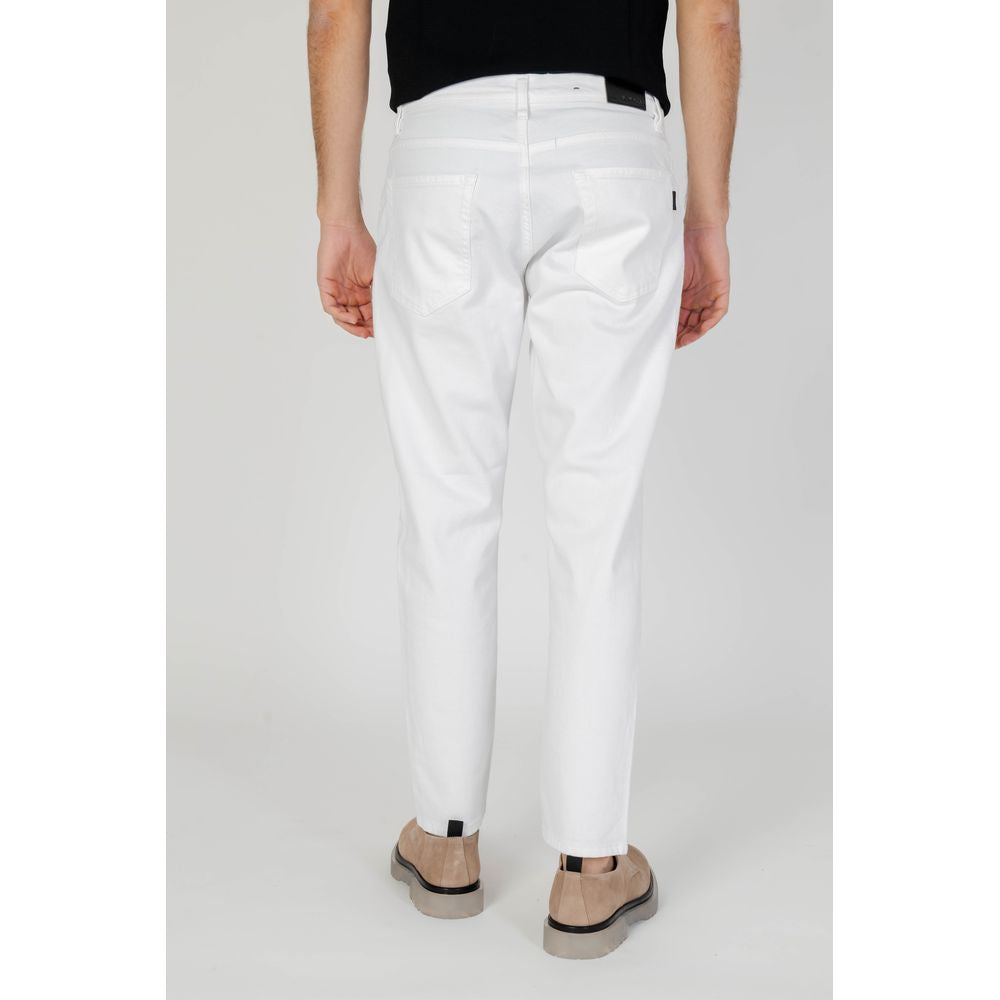 Vaqueros y pantalones de algodón blanco