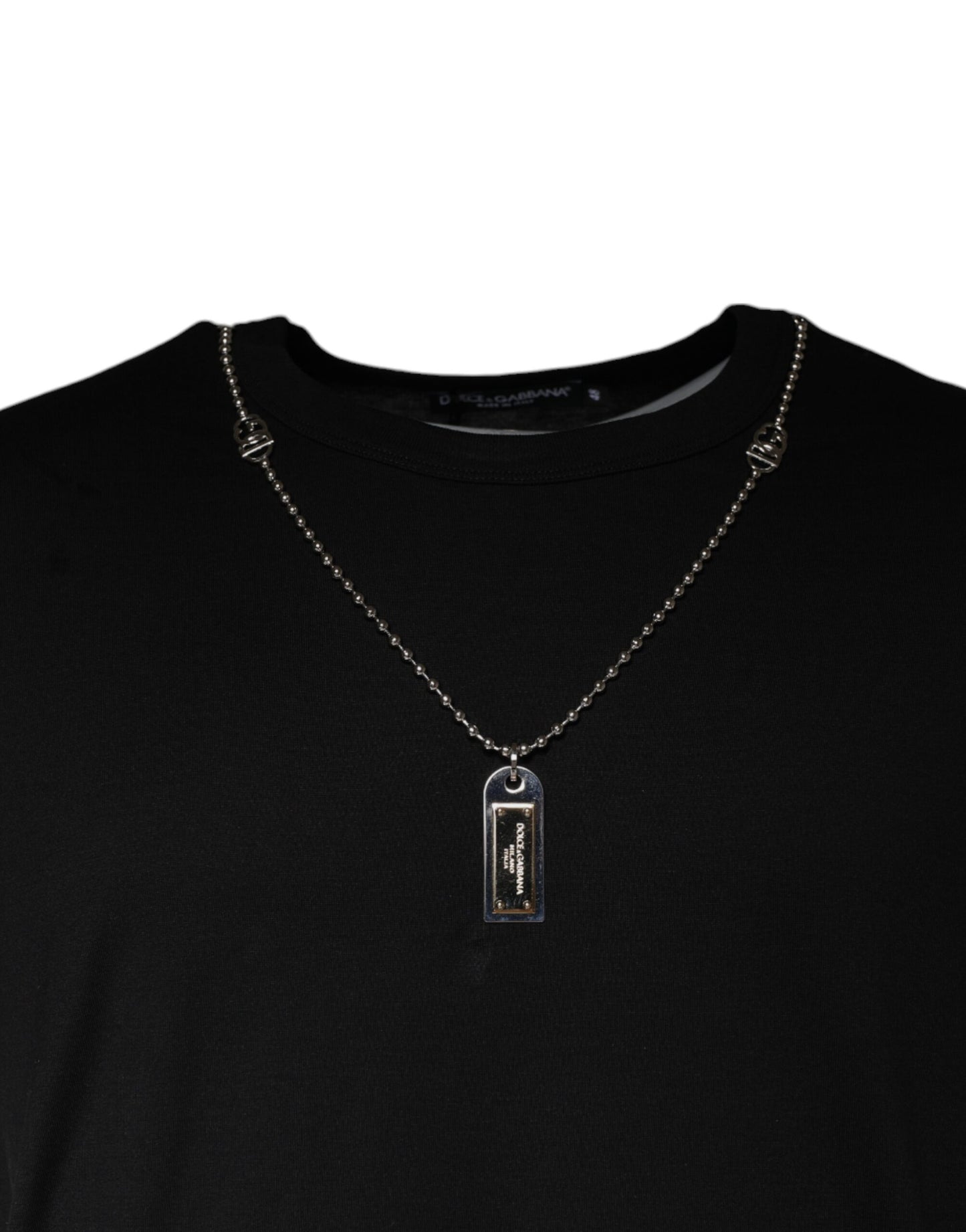 Camiseta negra de algodón con collar adornado