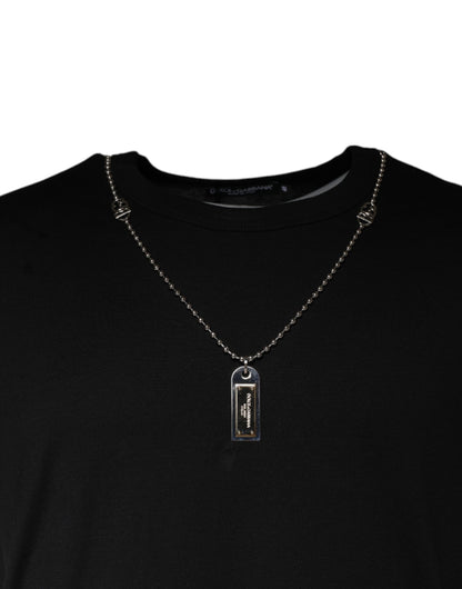 Camiseta negra de algodón con collar adornado