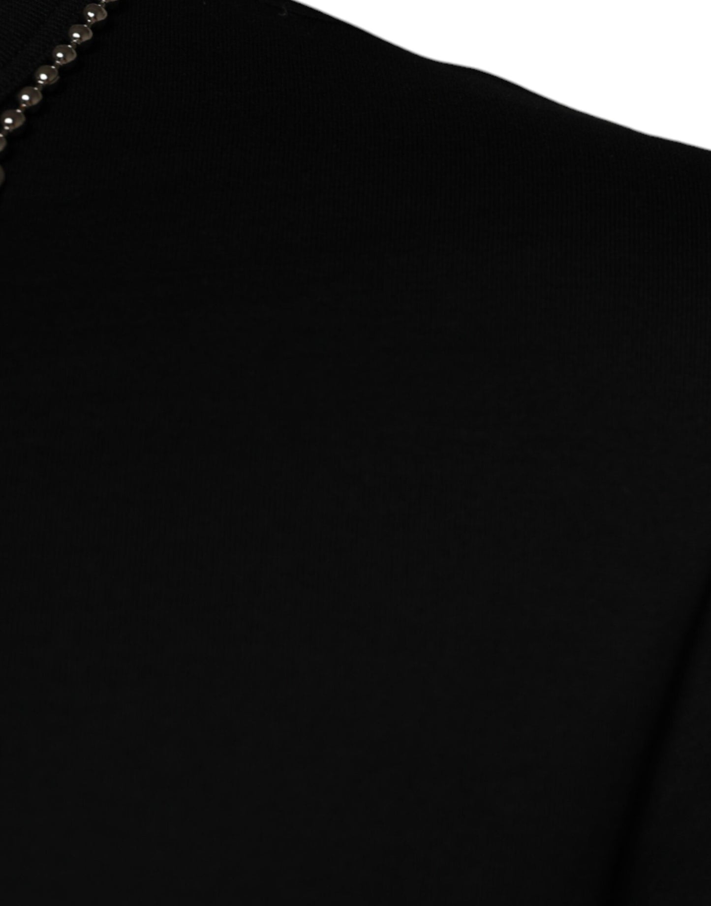Camiseta negra de algodón con collar adornado