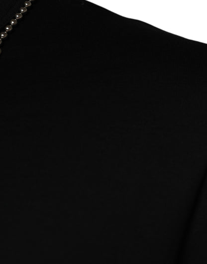 Camiseta negra de algodón con collar adornado
