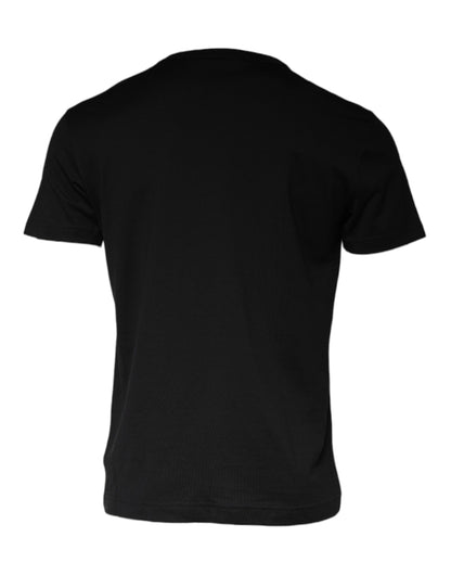Camiseta negra de algodón con collar adornado