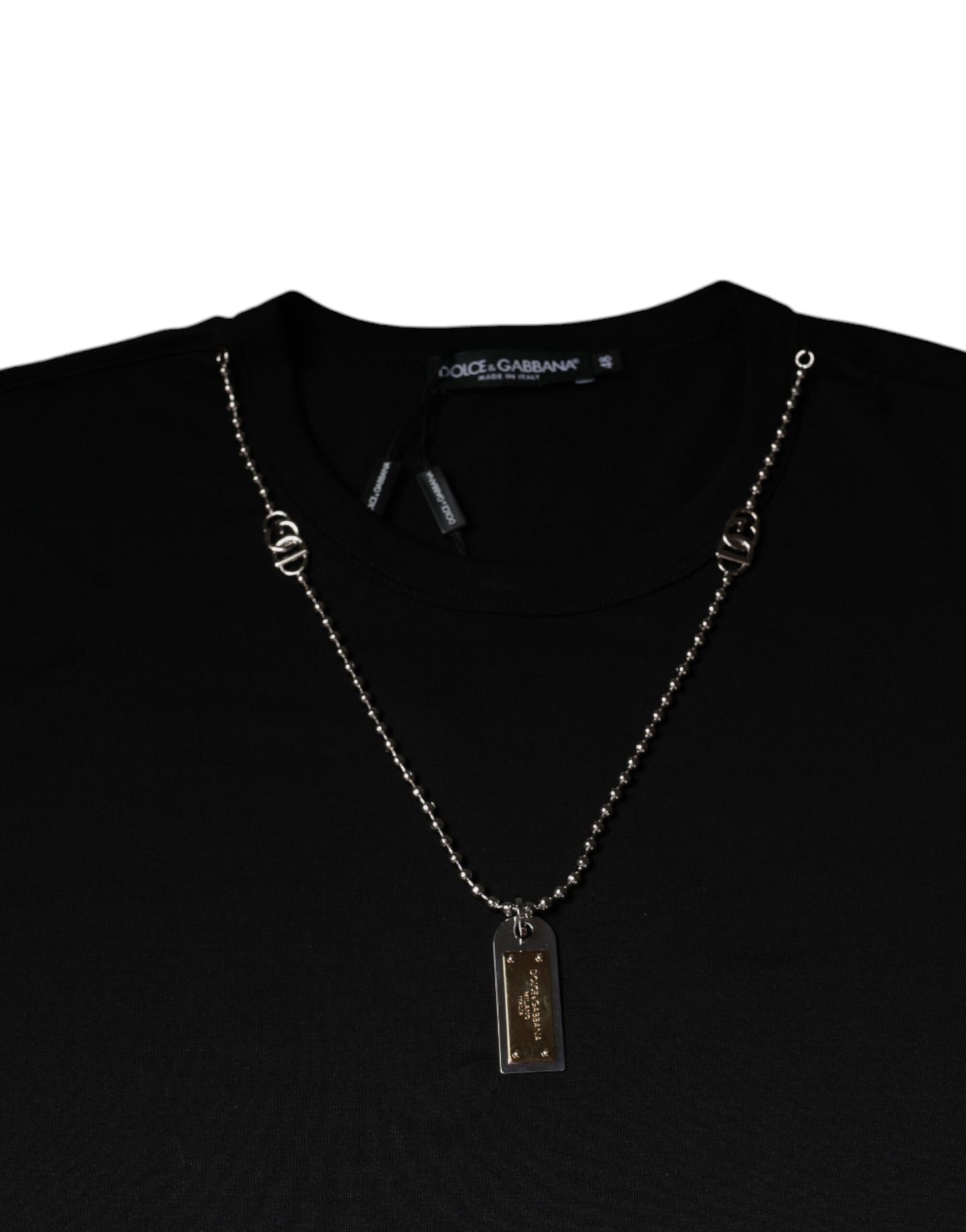 Camiseta negra de algodón con collar adornado
