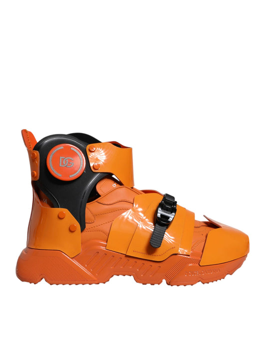 Zapatillas altas gruesas con paneles múltiples en color naranja