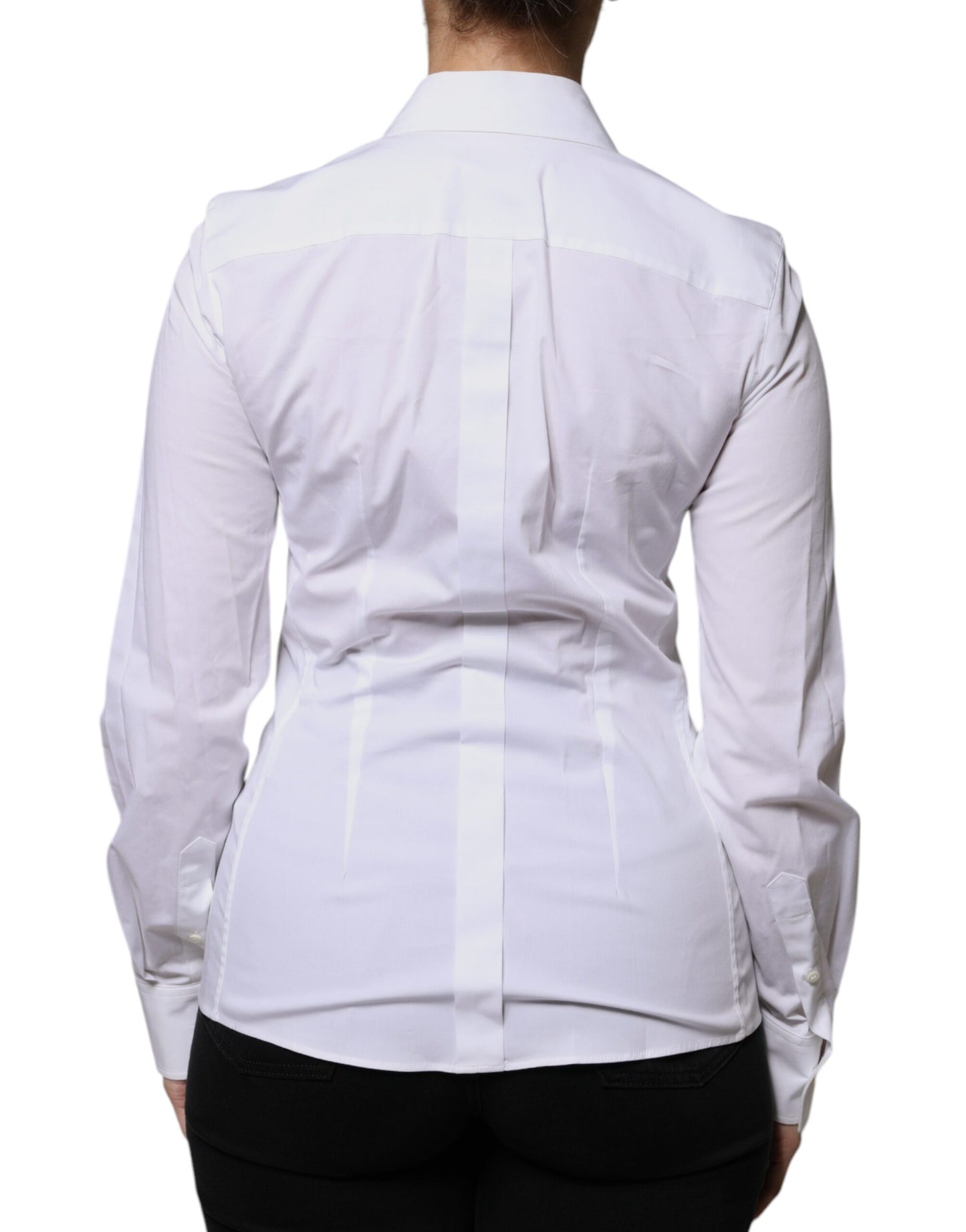 Camisa blanca de algodón con cuello y mangas largas