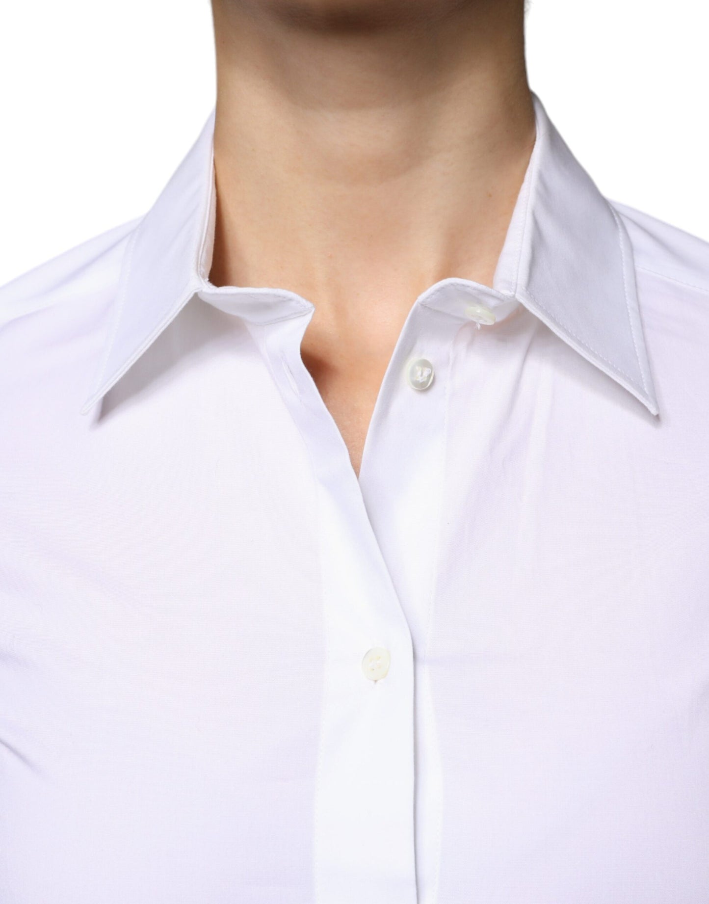 Camisa blanca de algodón con cuello y mangas largas