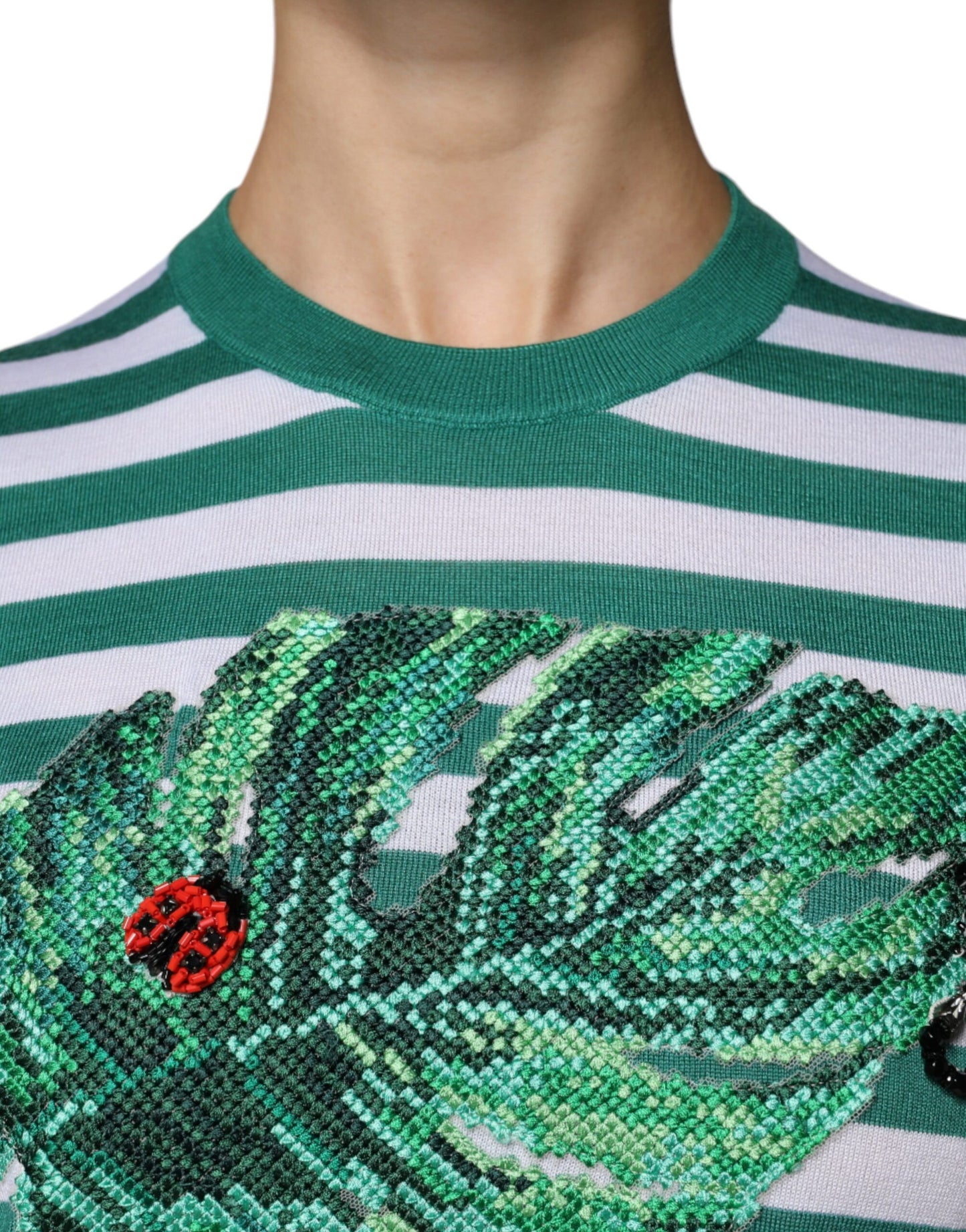 Camiseta de cuello redondo con hojas y rayas blancas y verdes