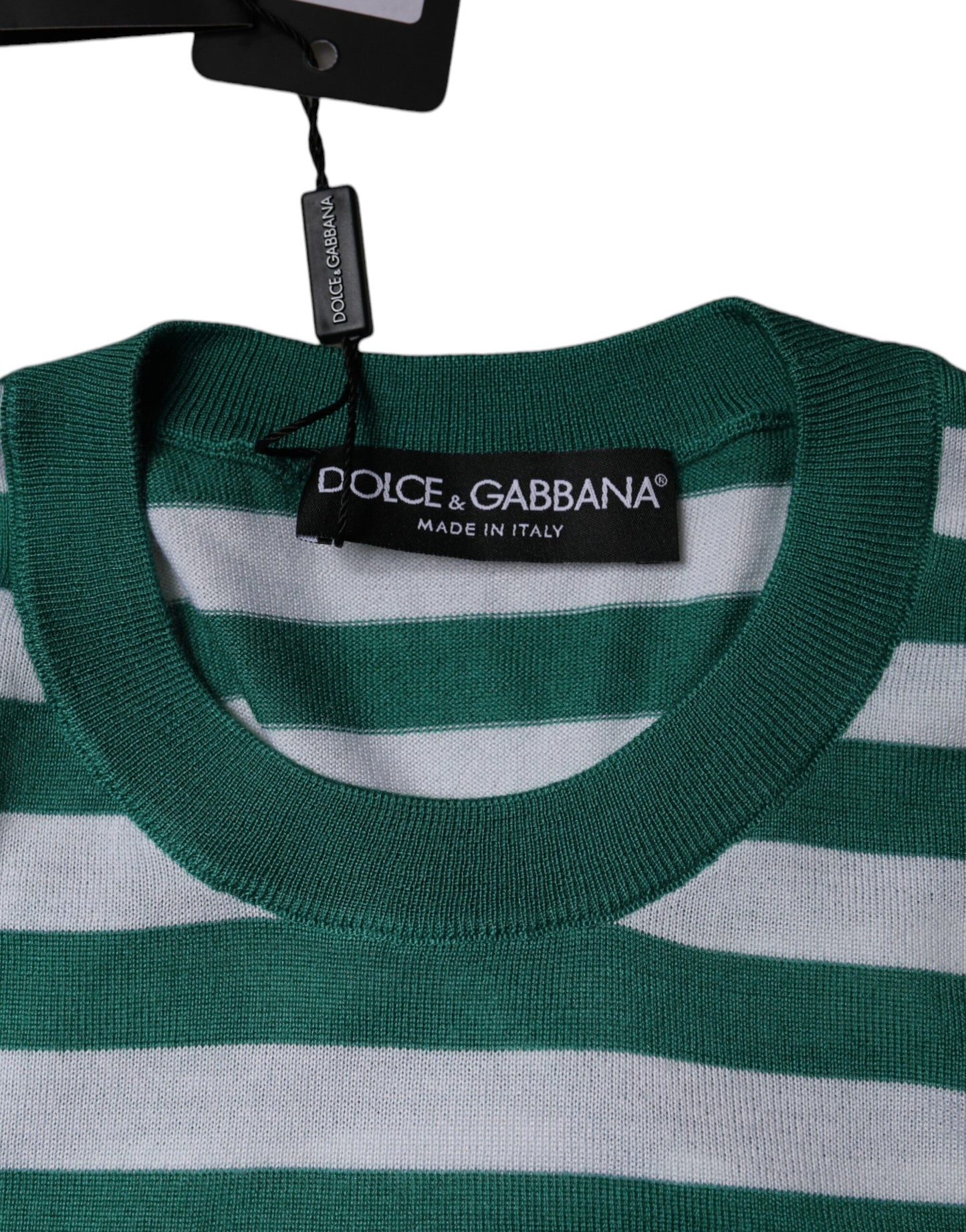 Camiseta de cuello redondo con hojas y rayas blancas y verdes