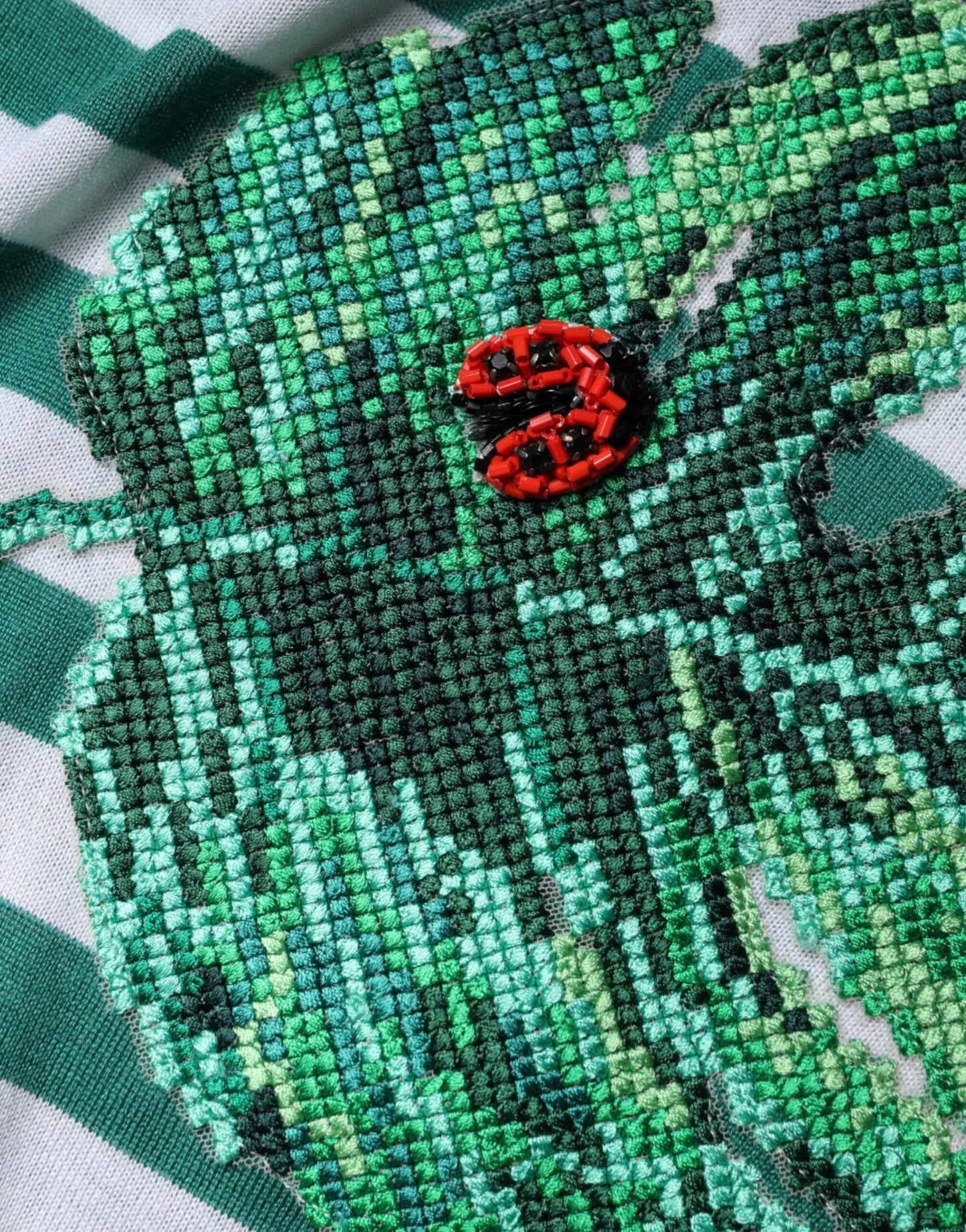 Camiseta de cuello redondo con hojas y rayas blancas y verdes