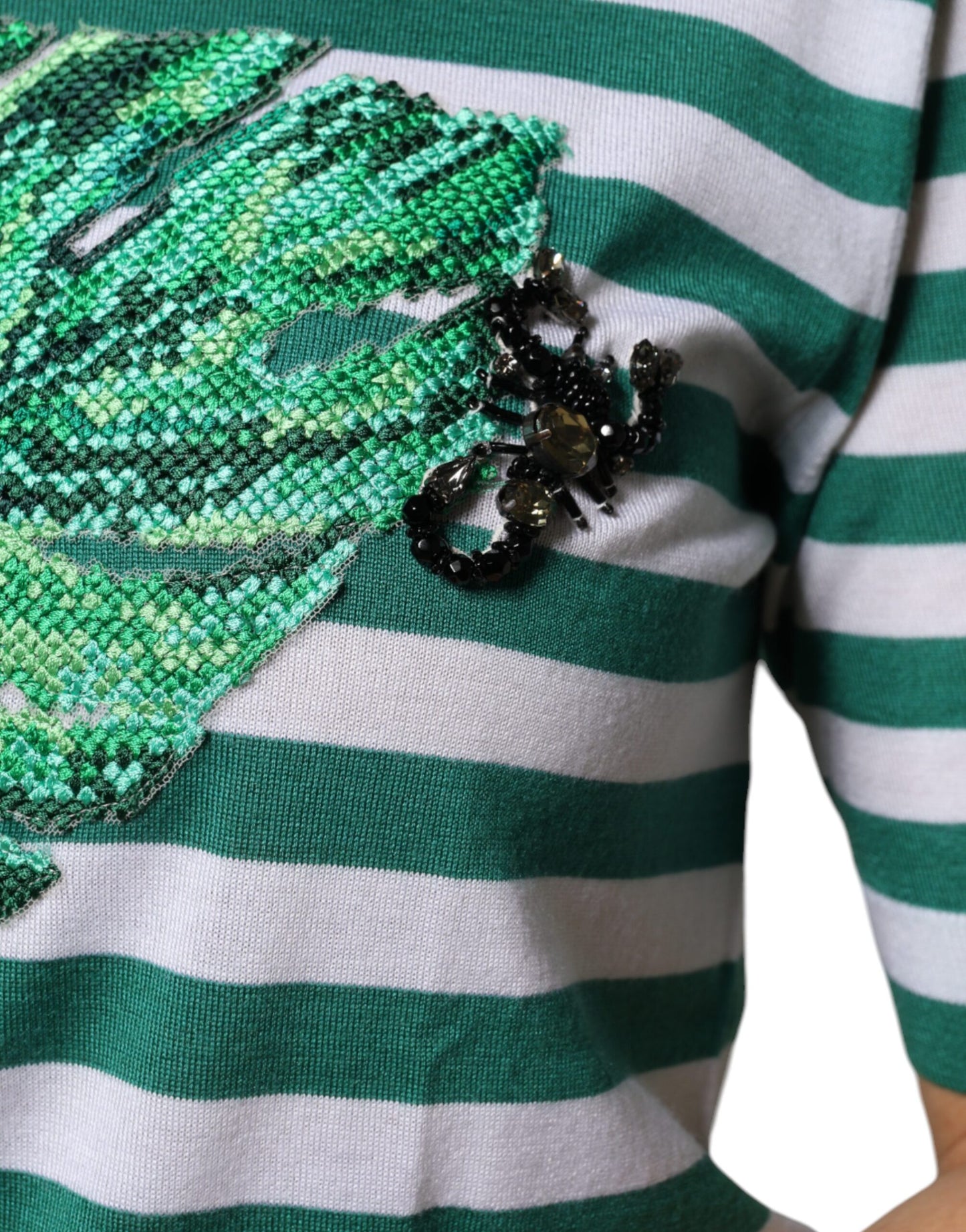 Camiseta de cuello redondo con hojas y rayas blancas y verdes