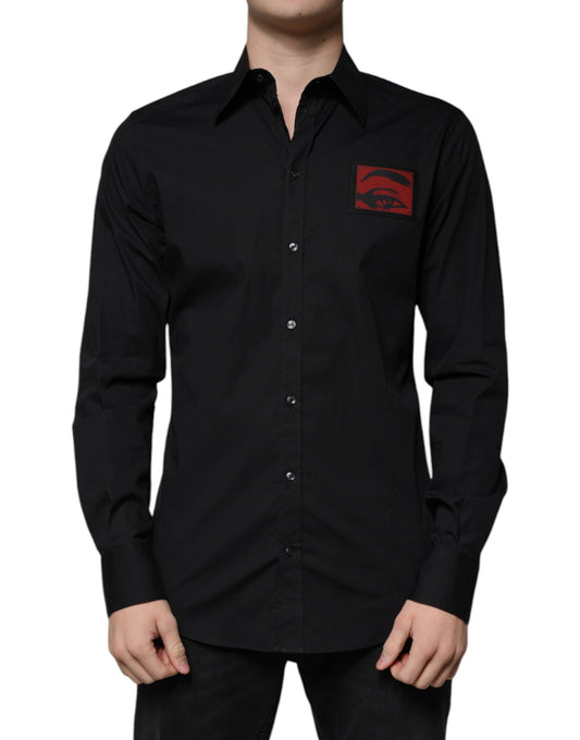 Camisa de vestir de manga larga dorada con parche en el ojo negro